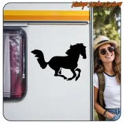Silhouette de cheval noir appliquée sur le côté blanc d’une caravane