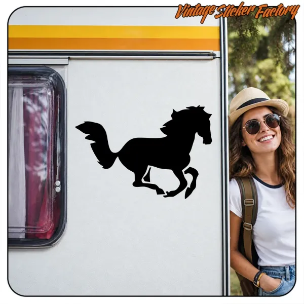 Pegatina con silueta de caballo negro montada sobre el lateral de una caravana
