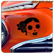 Stilisierter schwarzer Schädel auf der orangefarbenen Karosserie eines klassischen Autos angebracht