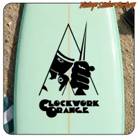 Ansicht des schwarzen, von A Clockwork Orange inspirierten Designs auf einem hellgrünen Surfbrett