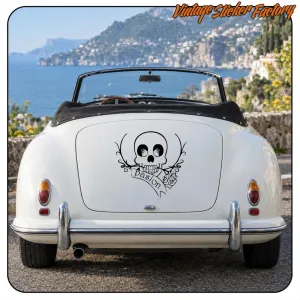 Tête de mort avec branches, roses et texte «passion» appliquée à l’arrière d’un cabriolet classique