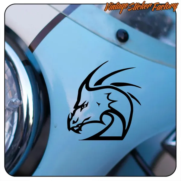 Detail des schwarzen Drachendesigns auf einer blauen Karosserie