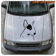 Vinilo de bull terrier negro aplicado sobre el capó de un coche gris