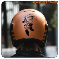 Pegatina de águila con plumas aplicada en la parte trasera de un casco naranja