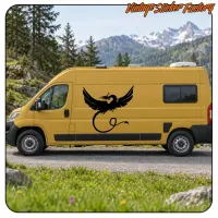 Seitenansicht eines gelben Kleintransporters mit Drachenaufkleber