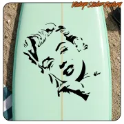 Schwarzes MARYLIN Design auf einem hellgrünen Brett angebracht