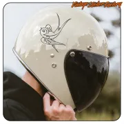 Golondrina old school aplicada en un casco de motocicleta con visor oscuro