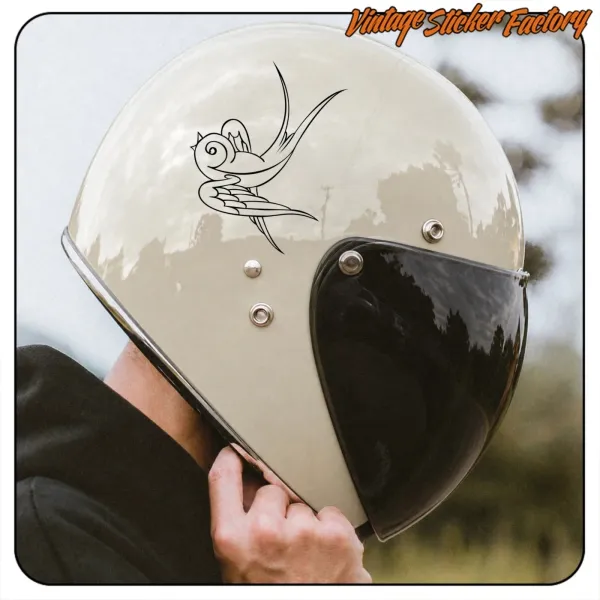 Détail d’une hirondelle old school appliquée sur un casque de moto