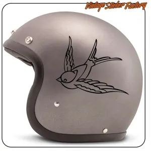 Konturierte Schwalbe an der Seite eines grauen Motorradhelms angebracht
