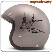 Konturierte Schwalbe an der Seite eines grauen Motorradhelms angebracht
