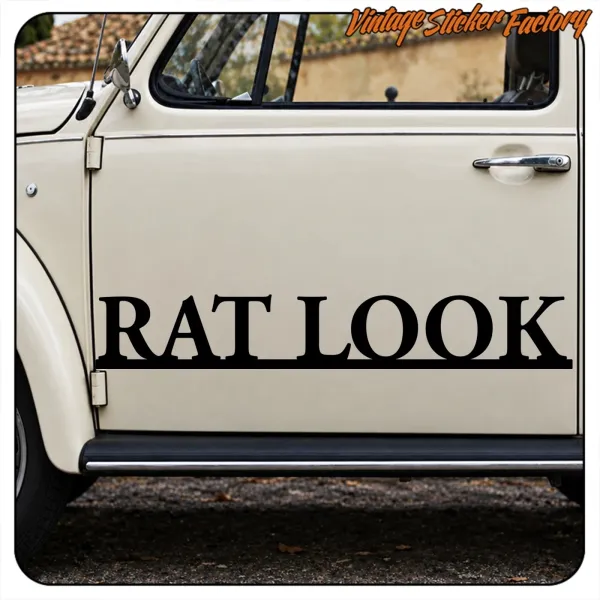 Detalle del texto RAT LOOK en negro sobre la puerta de un coche
