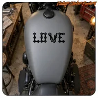 Vista superior de una motocicleta con el diseño LOVE en el depósito