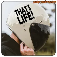 THAT’S LIFE!-Aufkleber auf einem hellen Motorradhelm, Seitenansicht mit dunklem Visier