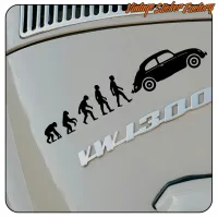 Vista cercana de la pegatina Evolución Beetle colocada sobre una superficie blanca