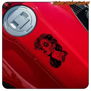 Vinilo negro de Catrina sobre depósito de motocicleta rojo