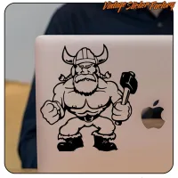 Diseño vikingo aplicado en un portátil junto al logotipo de Apple