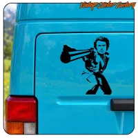 Vinyle Dirty Harry posé sur la porte arrière d’une camionnette bleue