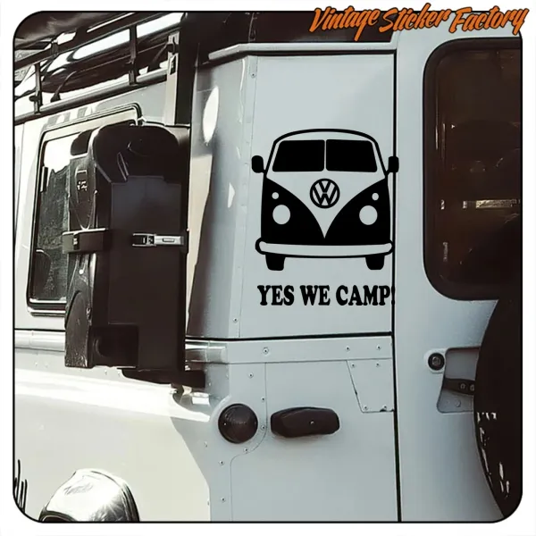 YES WE CAMP Aufkleber an der Seite eines Campervans, alternative Ansicht