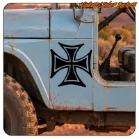 Schwarzes Malteserkreuz an der Seite eines blauen Geländewagens angebracht