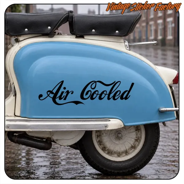 Vinilo Air Cooled aplicado en el panel azul de una motocicleta