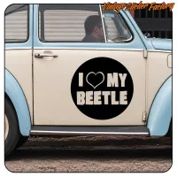 Vinilo I Love My Beetle en negro sobre la carrocería clara de un coche