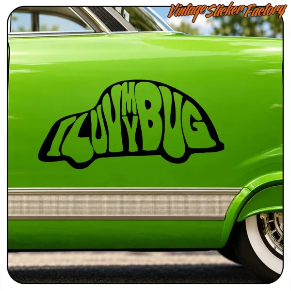 Vista del adhesivo «I LOVE MY BUG» sobre la carrocería verde de un vehículo