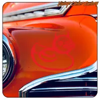 Demon Duck in Rot auf der orangefarbenen Karosserie eines Oldtimers angebracht