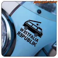 Adhesivo negro WESTFALIA REPUBLIK aplicado sobre la carrocería azul de un vehículo