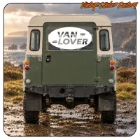 Vinilo blanco VAN LOVER colocado en la ventana trasera de una furgoneta