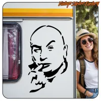 Ansicht des Dr-Evil-Designs auf einem Wohnwagen neben einer Person