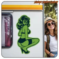 Zombie-Pin-up neben einer Person auf einem Wohnwagen angebracht