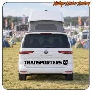 Schwarzer TRANSPORTERS-Aufkleber am Heck eines Campervans
