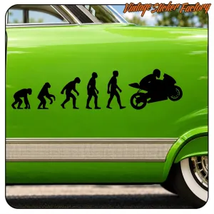 Evolution menschlicher Figuren zu einem Motorrad auf der Seite eines klassischen grünen Fahrzeugs