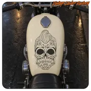 Crâne ornemental noir et blanc appliqué sur le réservoir d’une moto