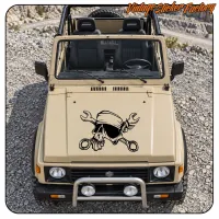 Geländewagen mit einem Totenkopf mit Bandana und Schraubenschlüsseln auf der Motorhaube