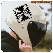 Croix de Malte Lambretta appliquée sur un casque de scooter