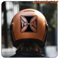 Vista alternativa de la cruz de Malta con texto Vespa sobre un casco