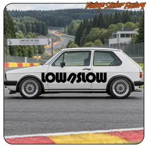 Pegatina LOW N SLOW en el lateral de un coche blanco en un circuito