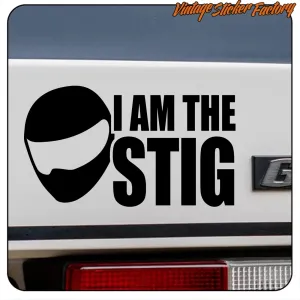 Detail des schwarzen Maskenmotivs mit Text «I AM THE STIG» auf einem weißen Fahrzeug