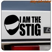 Detail des schwarzen Maskenmotivs mit Text «I AM THE STIG» auf einem weißen Fahrzeug