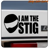 Design noir «I AM THE STIG» près d’un emblème et d’un feu arrière de véhicule blanc