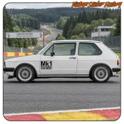 Voiture blanche sur circuit avec autocollant « Mk1 THE ORIGINAL THE BEST » sur la portière