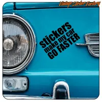 Détail de l’adhésif avec la phrase « STICKERS MAKE MY CAR GO FASTER » sur la carrosserie bleue d’une voiture classique