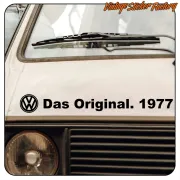 Vinilo negro “Das Original. 1977” aplicado en el frontal de una furgoneta blanca