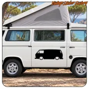 Vista lateral de una furgoneta camper blanca con la silueta negra de una Volkswagen T3 panelada