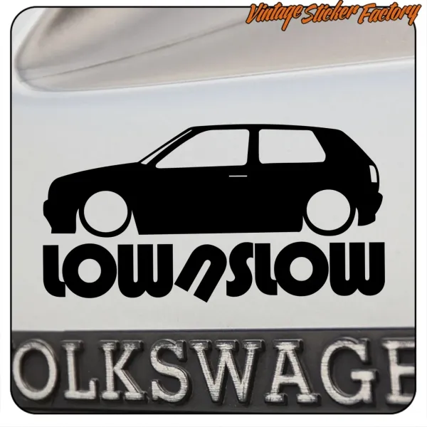 Detalle ampliado del diseño «LOW/SLOW» con silueta de Volkswagen Golf y texto Volkswagen visible debajo.