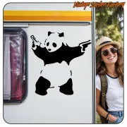 Panda noir appliqué sur le côté d’une caravane près d’une personne