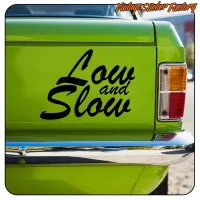 Vista cercana del adhesivo «Low and Slow» aplicado sobre un vehículo verde