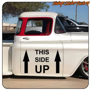 Großer THIS SIDE UP Aufkleber an der Tür eines klassischen Pick-ups