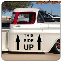 Vue alternative de THIS SIDE UP posé sur la porte d’une camionnette classique